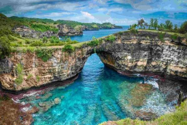 stone-arch-over-the-sea-broken-beach-nusa-penida-2023-11-27-05-35-14-utc-1024x488-1